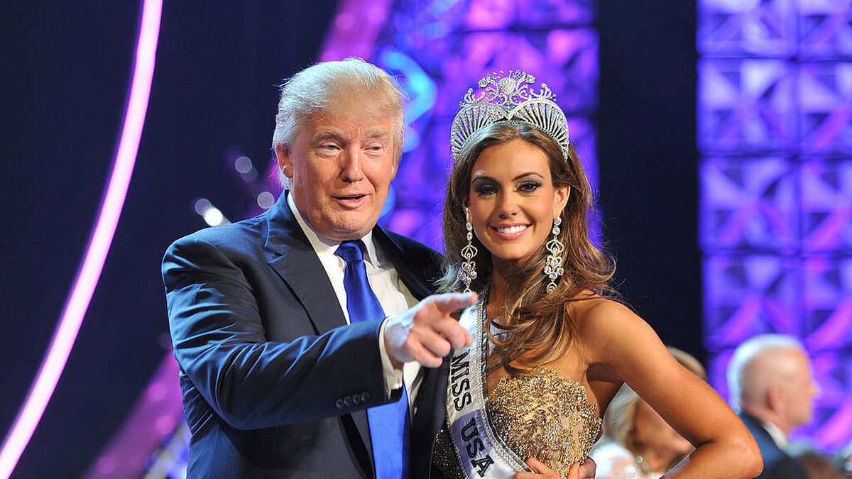 Donald Trump med Erin Brandy, vinnare av Miss USA 2013. Donald Trump har varit ägare eller delägare av skönhetstävlingarna Miss Universe, Miss USA, och Miss Teen USA.