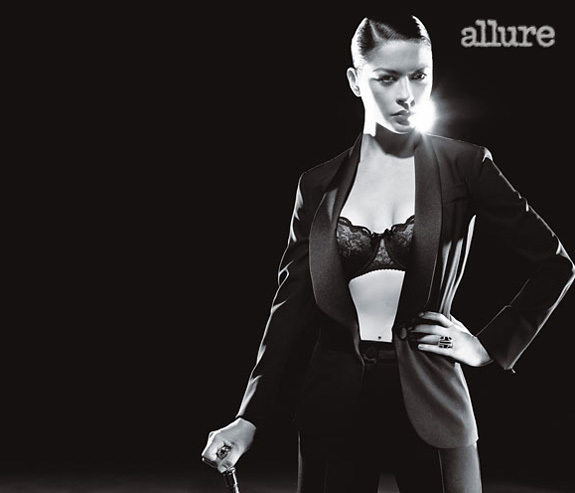 Zeta Jones pryder omslaget på i majnumret av Allure.