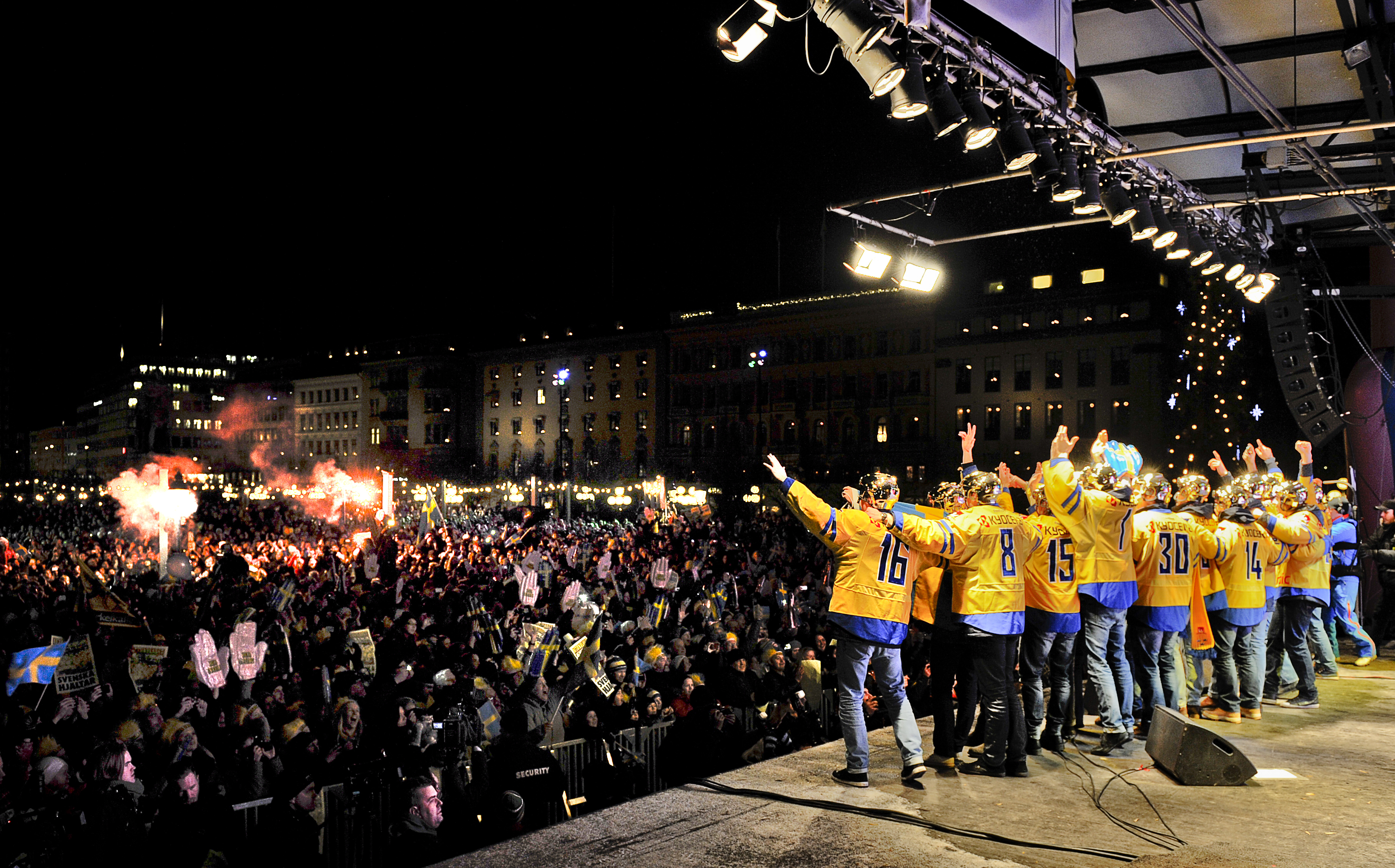 "VM-guld, VM-guld, VM-guuuuld!", sjöng spelarna tillsammans med de euforiska fansen.