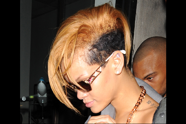 Rihanna har som sagt testat en rad olika frisyrer. Här med kontrast som ledord, rakat mörkt hår på sidorna och långt blekt hår i mitten. Något för dig? Den här frillan från 2009 är inte helt olik den Rihanna har idag.