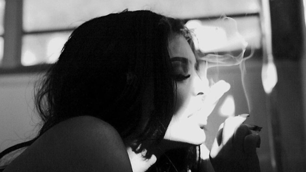 Kylie Jenner puffar på en cigg. 