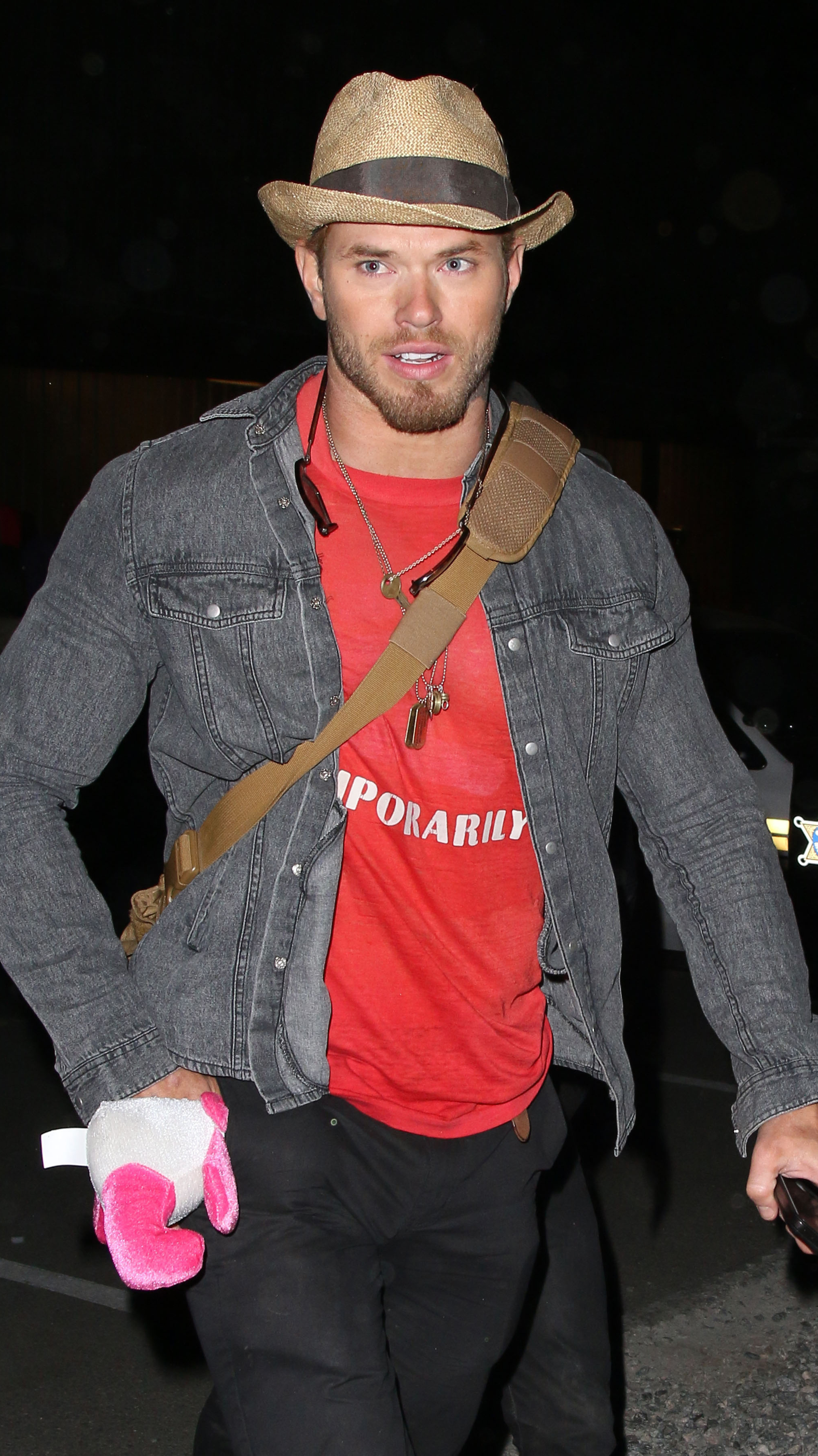 Twilighthunken Kellan Lutz var där. Twilighthunken Kellan Lutz var där.