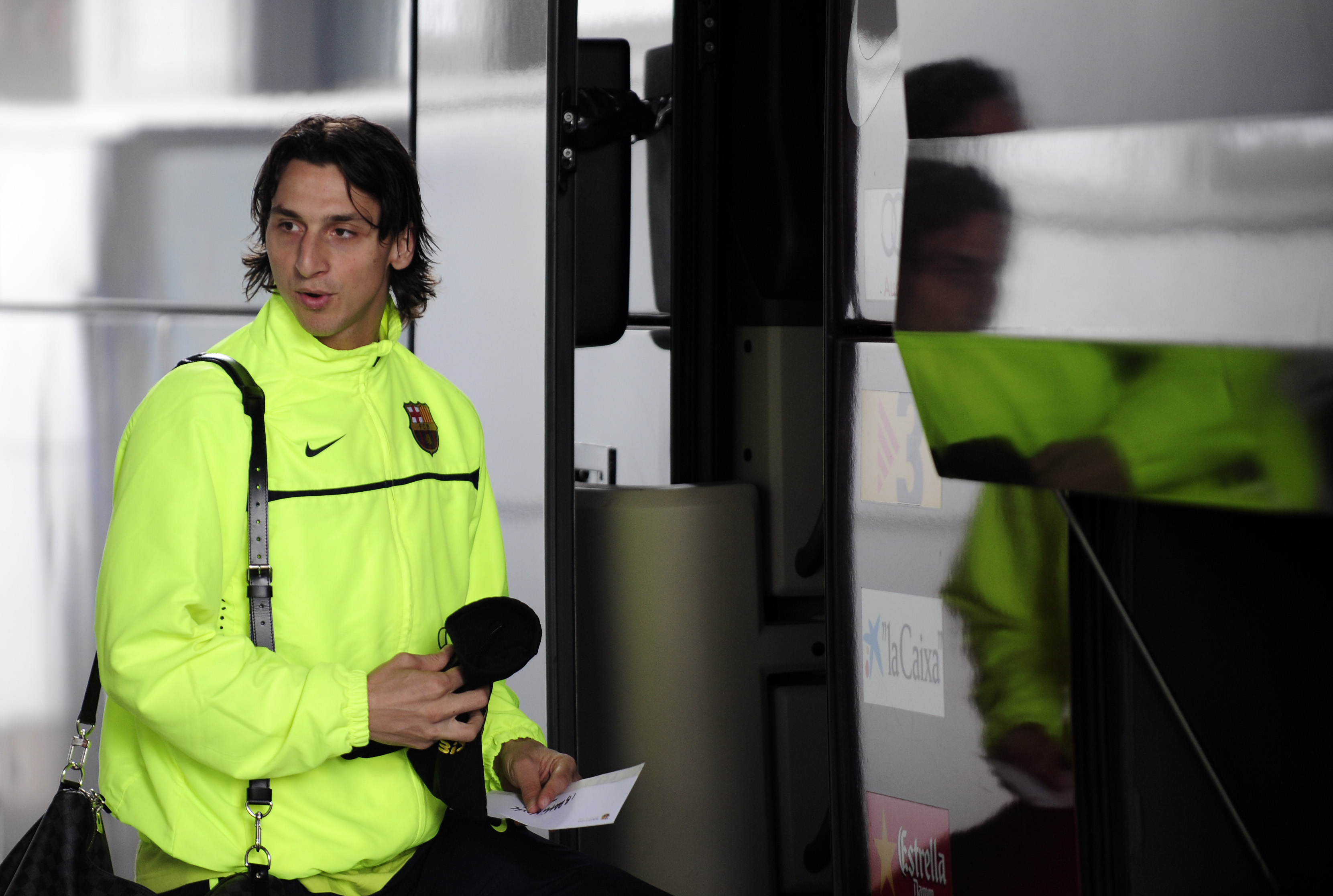 Zlatan har spelat i Sverige och är van med bussresor. Han har gjort sina mil i spelarbussen.