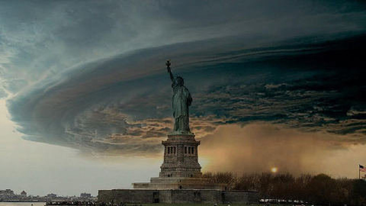 Sandy? Nej, en photoshoppad bild på Frihetsgudinnan framför ett åskoväder från 2004.