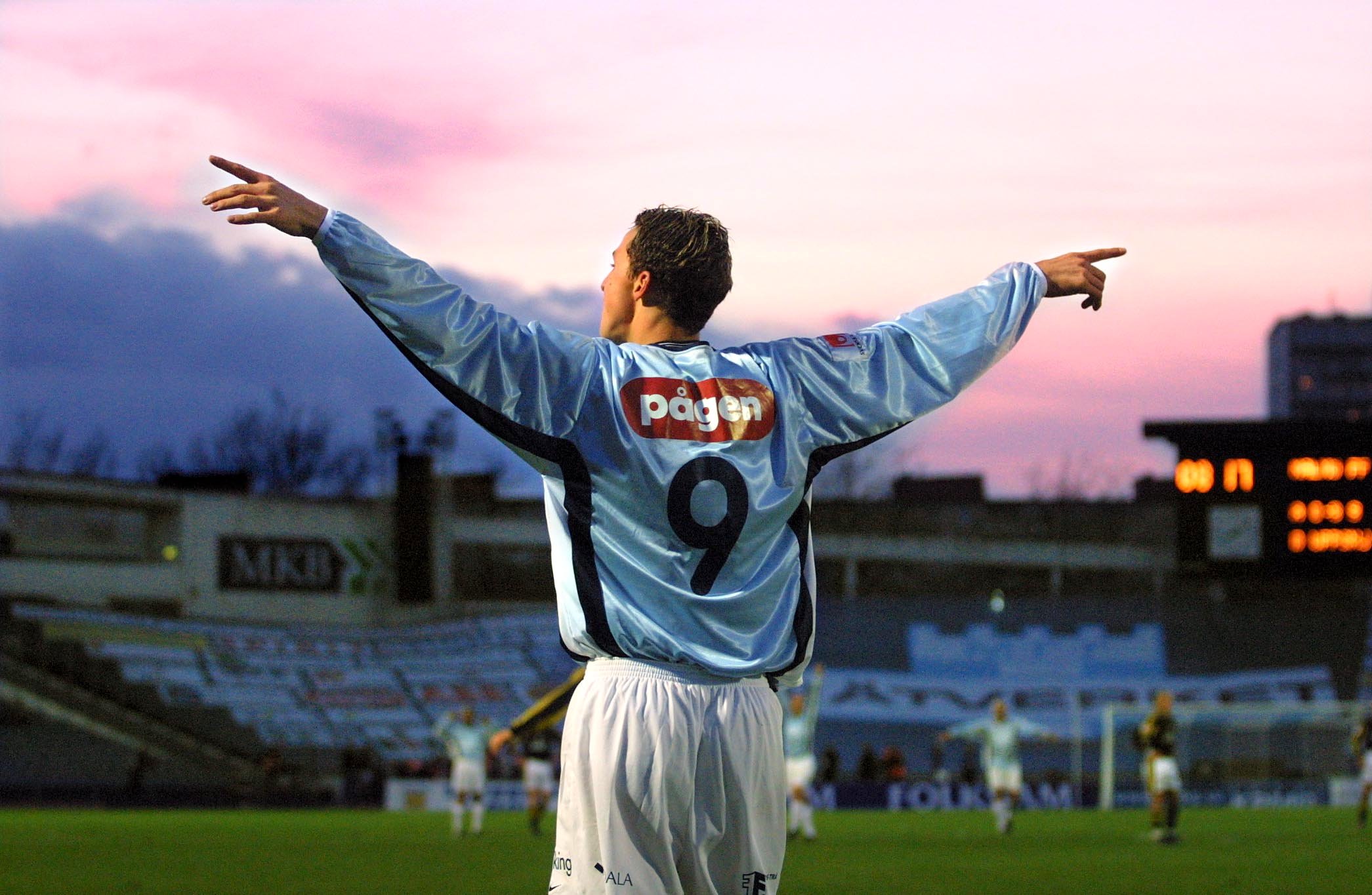 Zlatan gör A-lagsdebut för Malmö FF under Roland Anderssons ledning 1999 och börjar på allvar uppmärksammas för sitt spel i MFF i Allsvenskan 1999. Zlatan gör A-lagsdebut för Malmö FF under Roland Anderssons ledning 1999 och börjar på allvar uppmärksammas för sitt spel i MFF i Allsvenskan 1999.