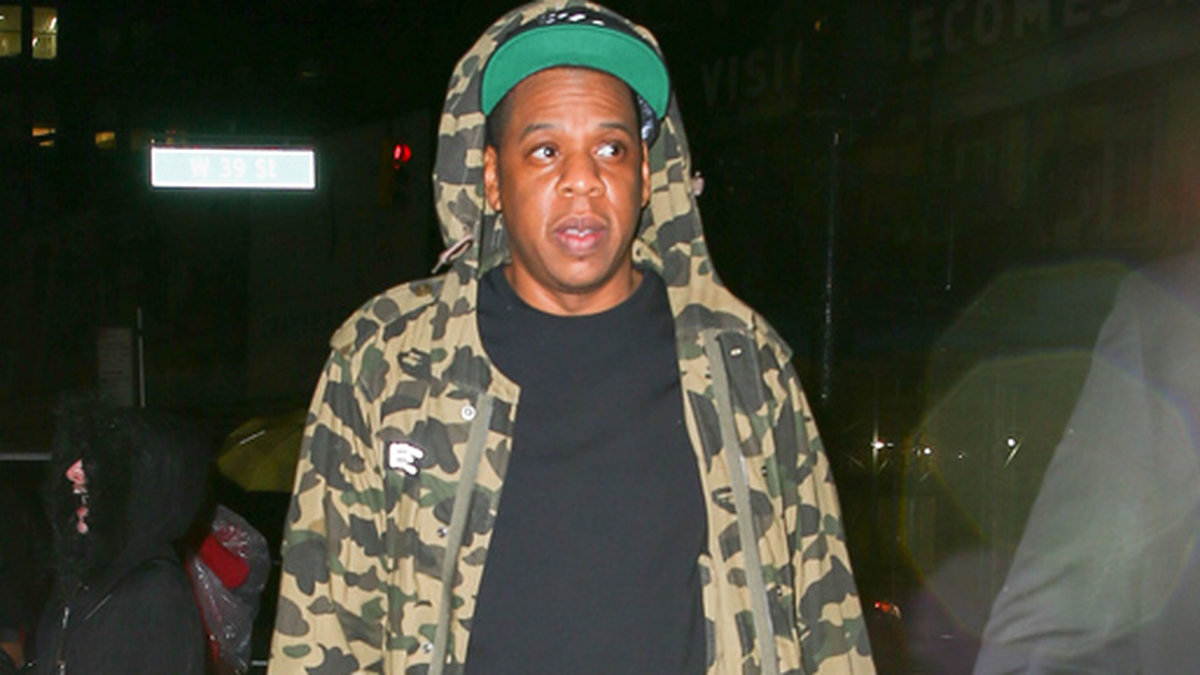 Jay-Z, som kom hack i häl efter Bey, nöjde sig med en kamojacka. 