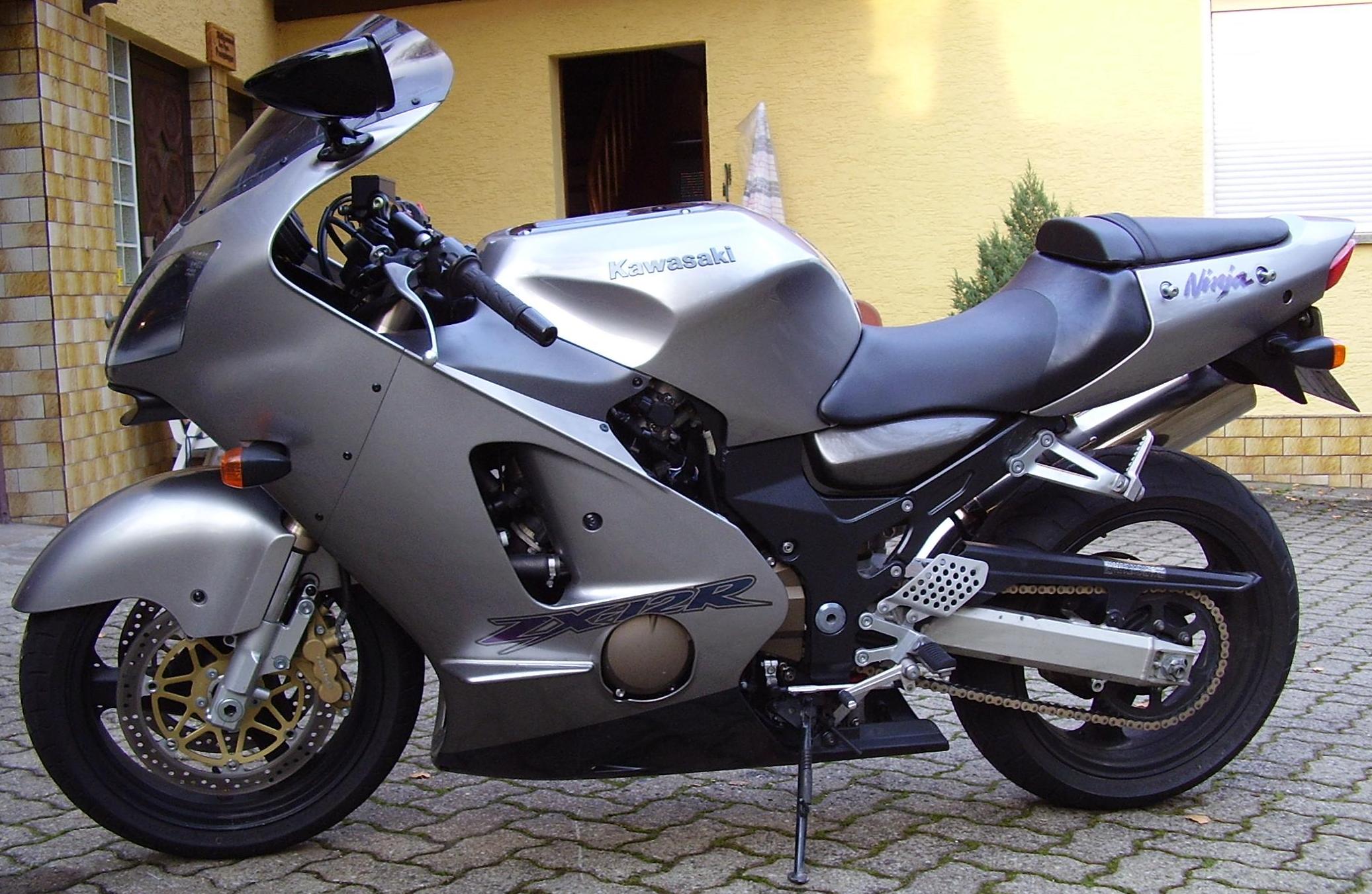 4. Kawasaki ZX-12R (2000) – Kubik: 1198cc Topphastighet: 299 km/h 4. Kawasaki ZX-12R (2000) – Kubik: 1198cc Topphastighet: 299 km/h