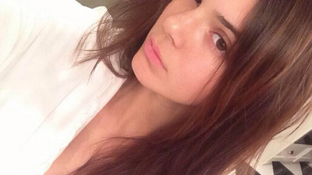 Kendall Jenner släpper ut håret och tar en selfie. 