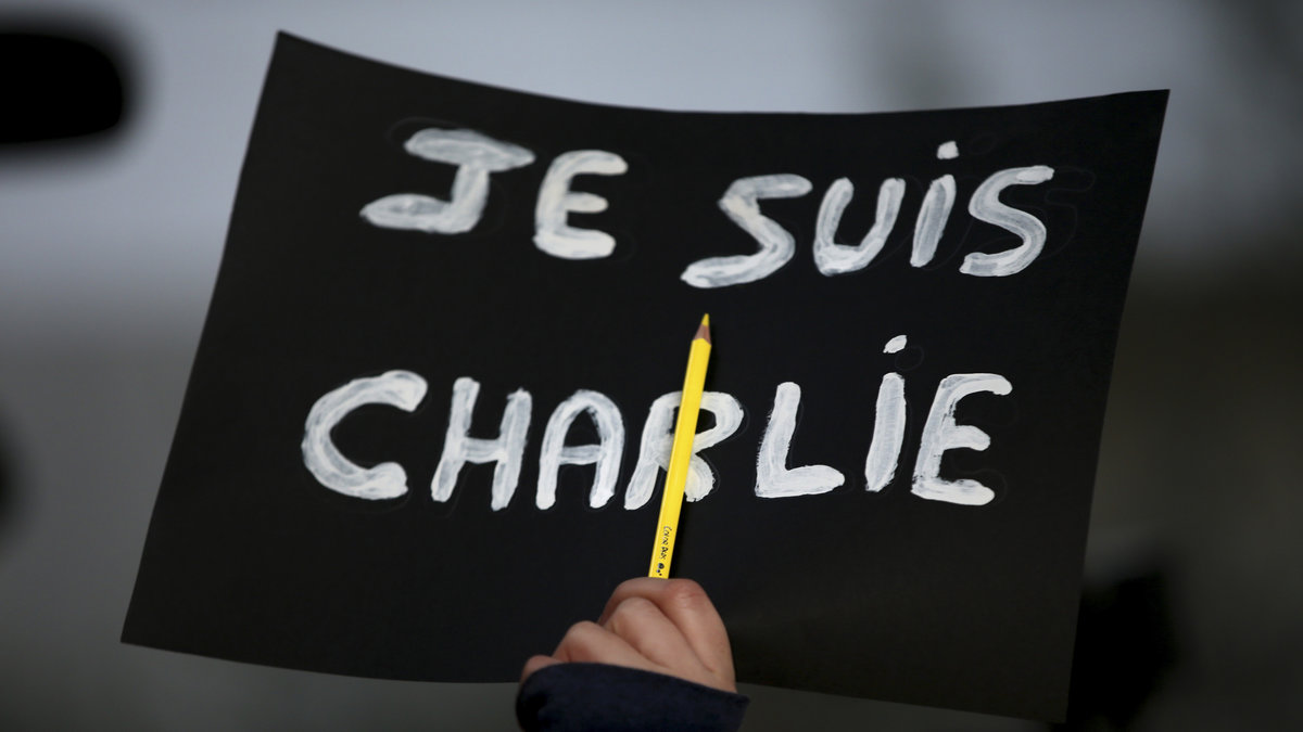 Den 7 januari attackerades den Franska satirtidningen Charlie Hebdo i Paris. 11 personer dödades i terrorattacken som riktades mot västvärlden, demokratin och det fria ordet. 