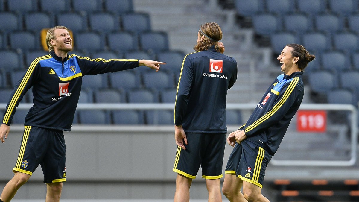 Zlatan hade kul på tisdagens träning tillsammans med Ola Toivonen och Jonas Olsson.