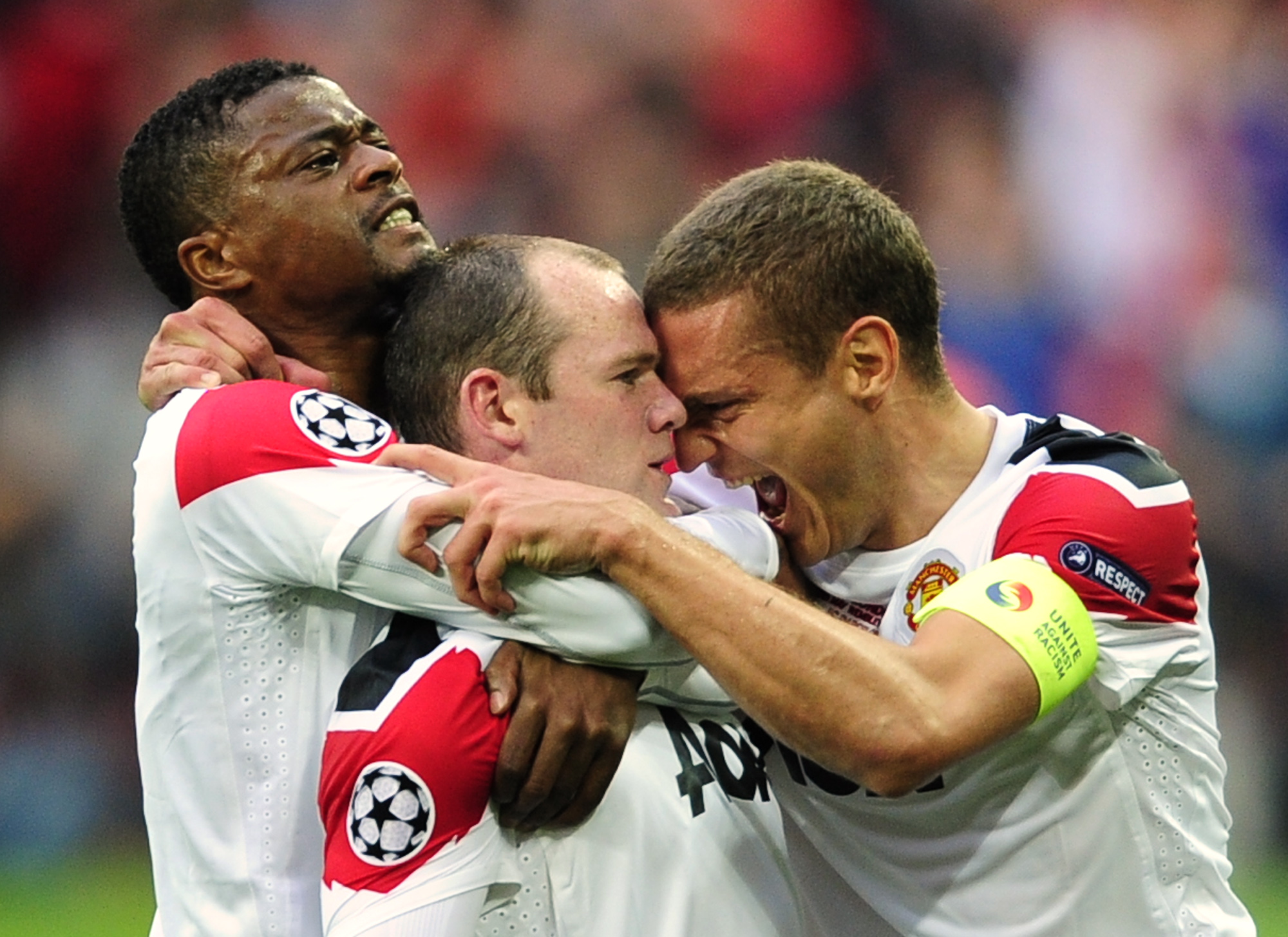 Patrice Evra och Nemanja Vidic kramar om Wayne Rooney efter 1-1-målet.