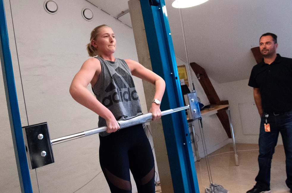 Ung kvinna gör styrkeprov under mönstringen. Ung kvinna gör styrkeprov under mönstringen.