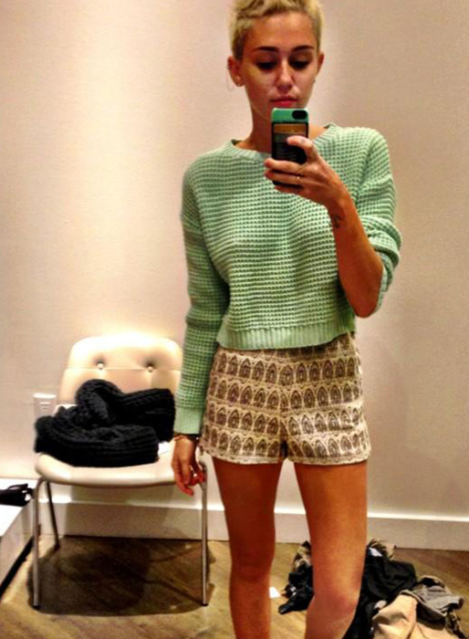 Miley Cyrus vill köpa en mintgrön tröja. Miley Cyrus vill köpa en mintgrön tröja.