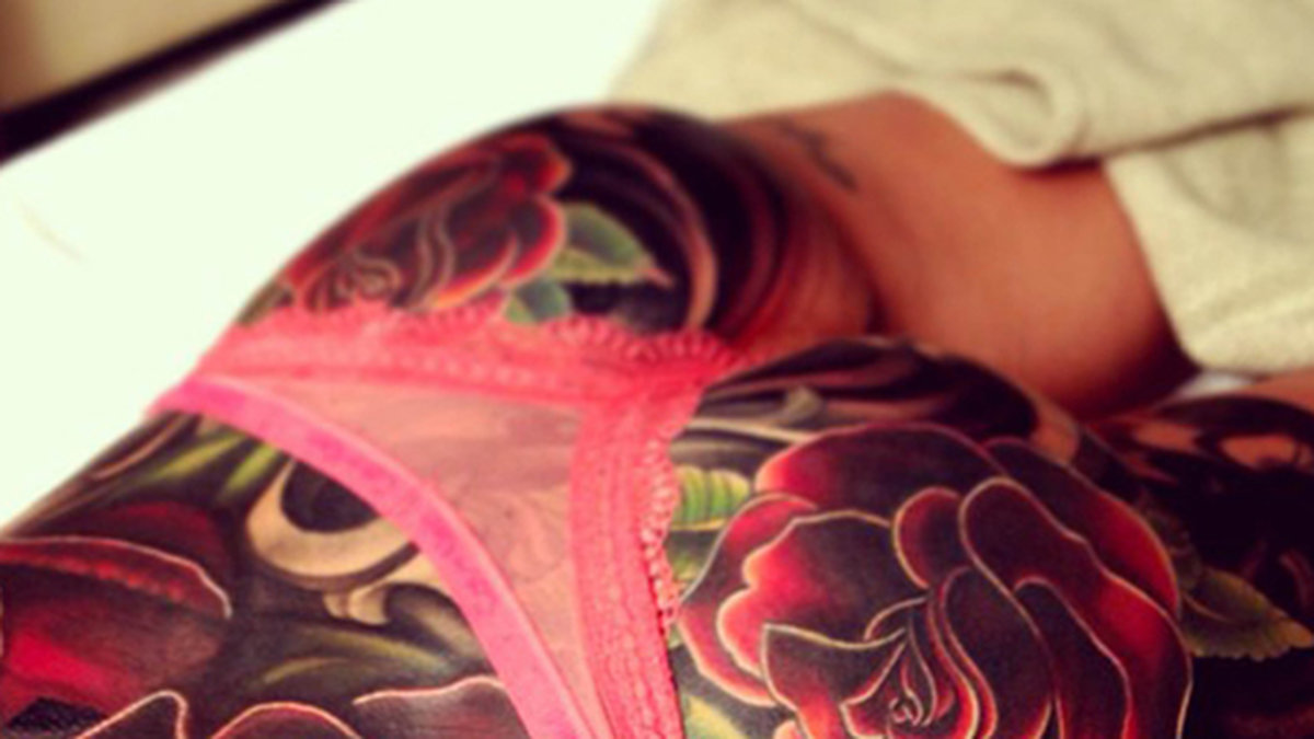Cheryl Cole har tatuerat sin rumpa – här visar hon resultatet. 