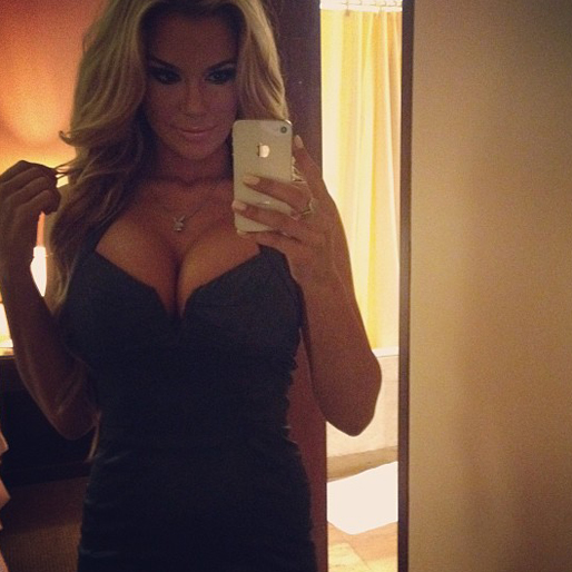 Jessa Hinton spanar in sin sminkning. Jessa Hinton spanar in sin sminkning.