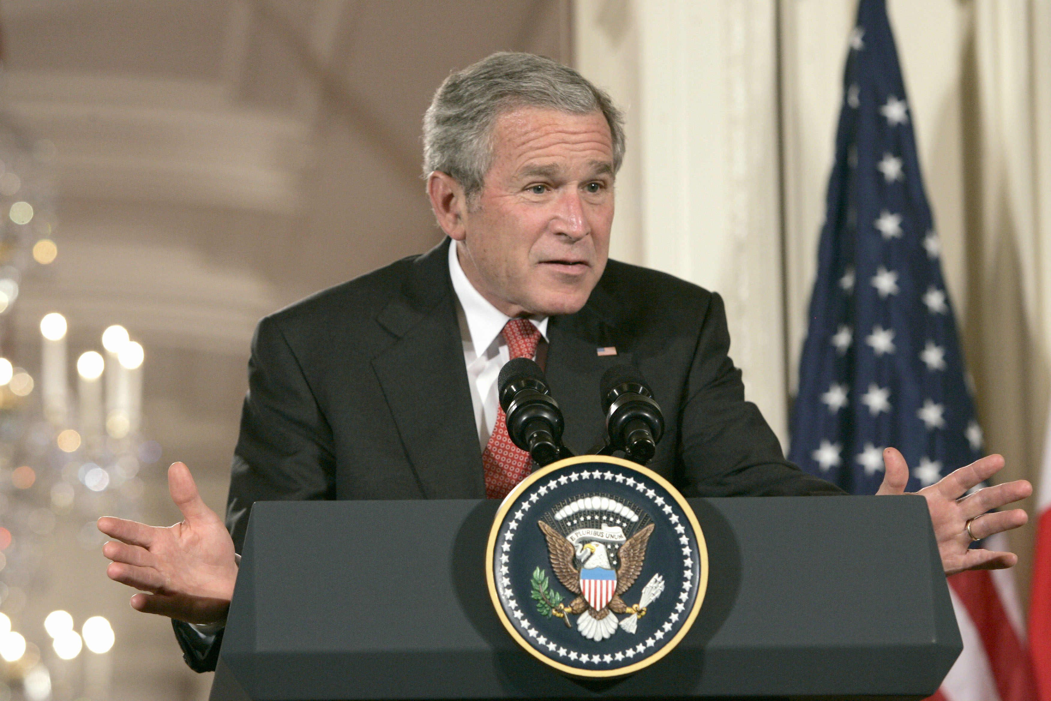 Inte minst den dåvarande presidenten George Bush fick ta emot massiv kritik för hur fångarna på Guantanamofängelset behandlades. I juni 2006 riktade Högsta Domstolen i USA kritik mot Bush för att ha överskridit sina befogenheter när han beordrat att fånga Inte minst den dåvarande presidenten George Bush fick ta emot massiv kritik för hur fångarna på Guantanamofängelset behandlades. I juni 2006 riktade Högsta Domstolen i USA kritik mot Bush för att ha överskridit sina befogenheter när han beordrat att fånga