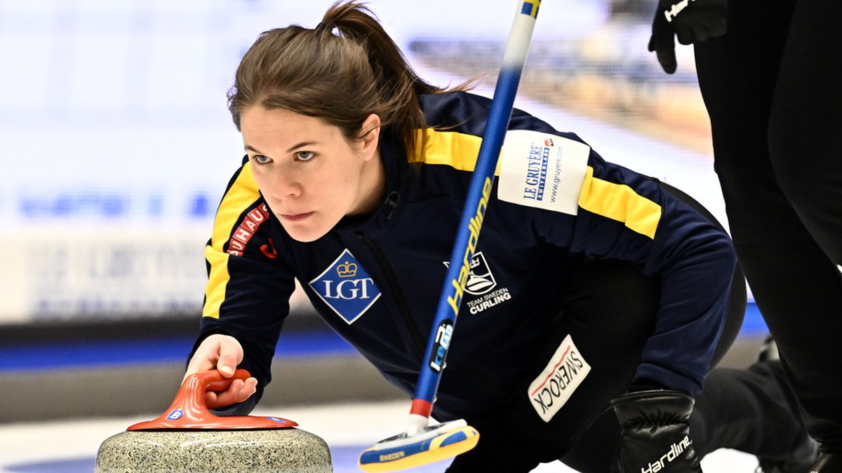 Anna Hasselborg och hennes lag förlorade mot Danmark och får sikta in sig på kvartsfinal mot Italien i hemma-VM i curling.
