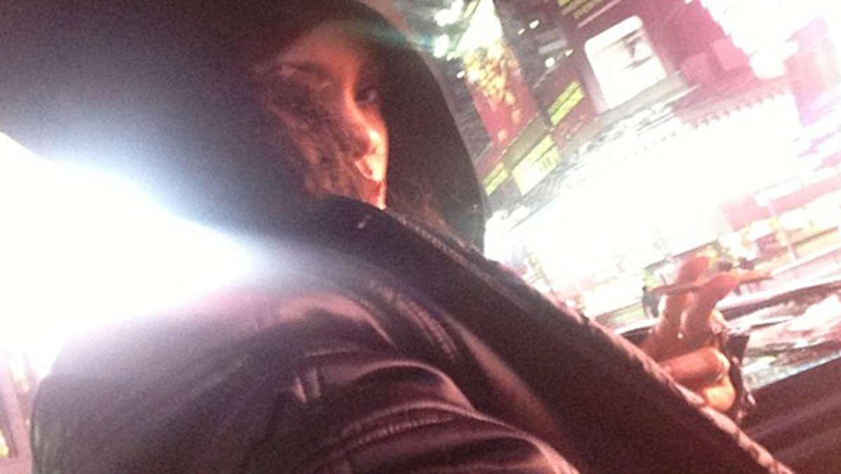 Den nyblivna New York-bon Rihanna inledde det nya året med att tända en joint mitt på Times Square.