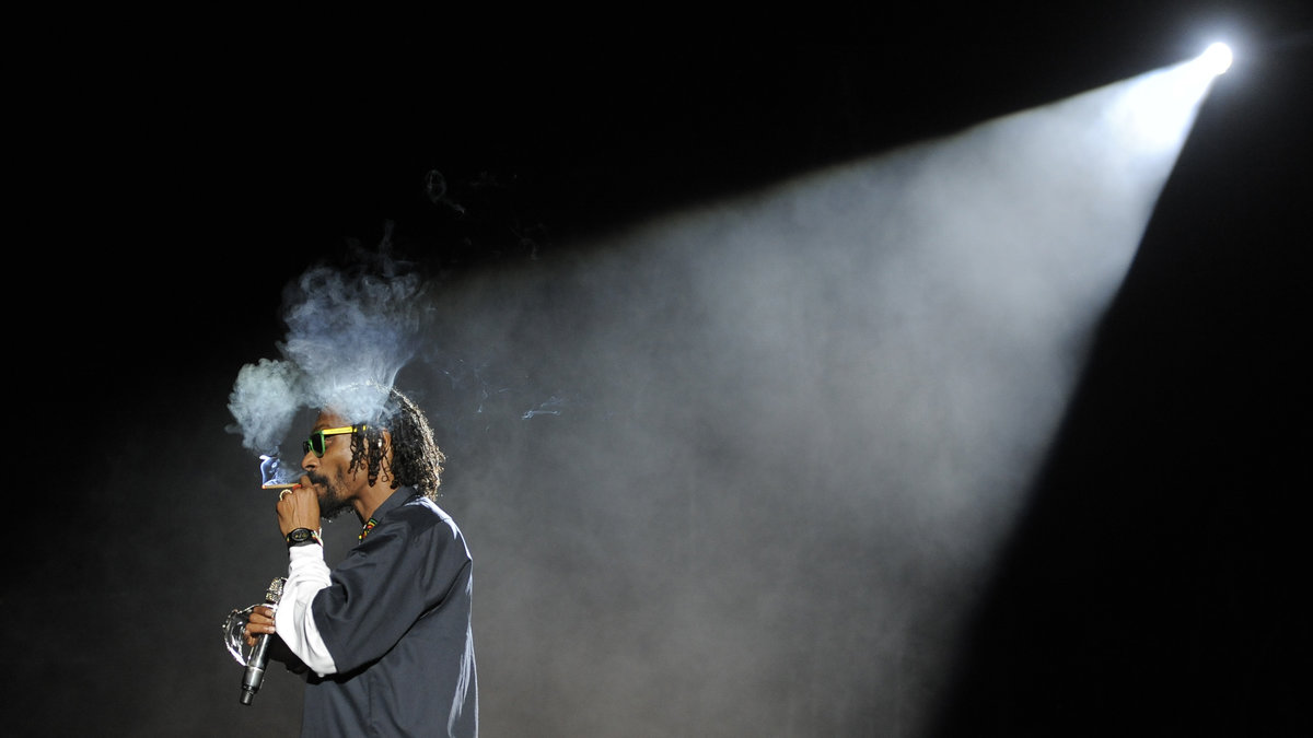 Snoop Dogg röker på under Coachella-festivalen i Kalifornien tidigare i år.