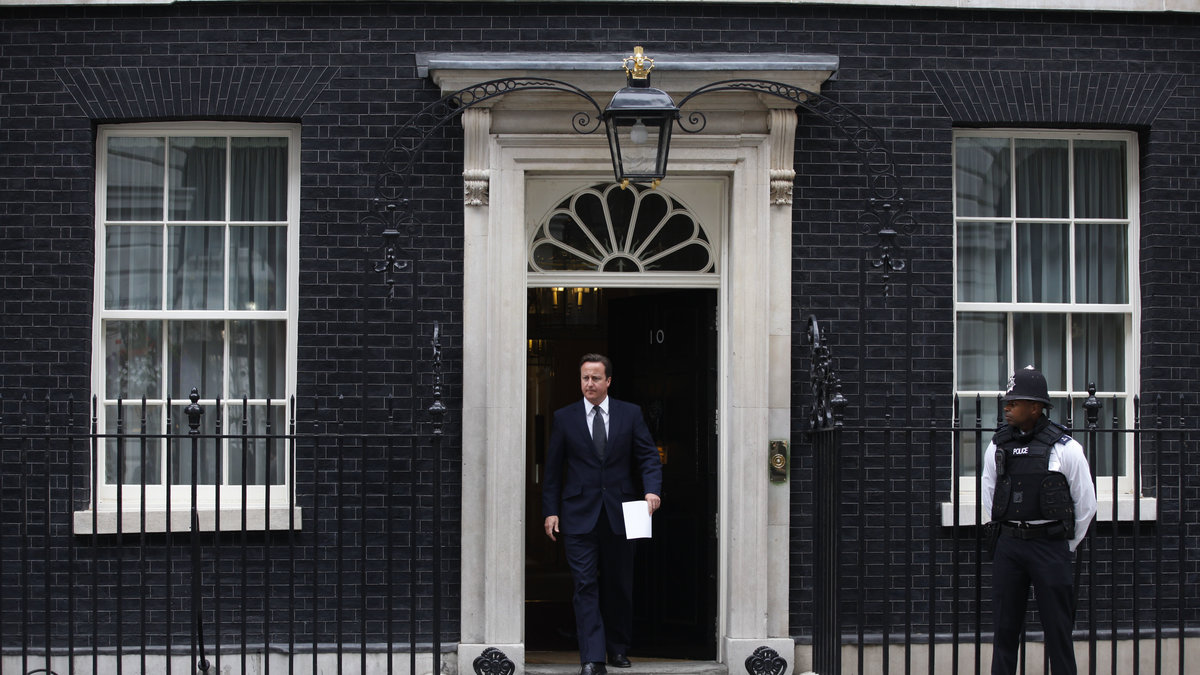 David Cameron på väg ut från Downing Street 10.