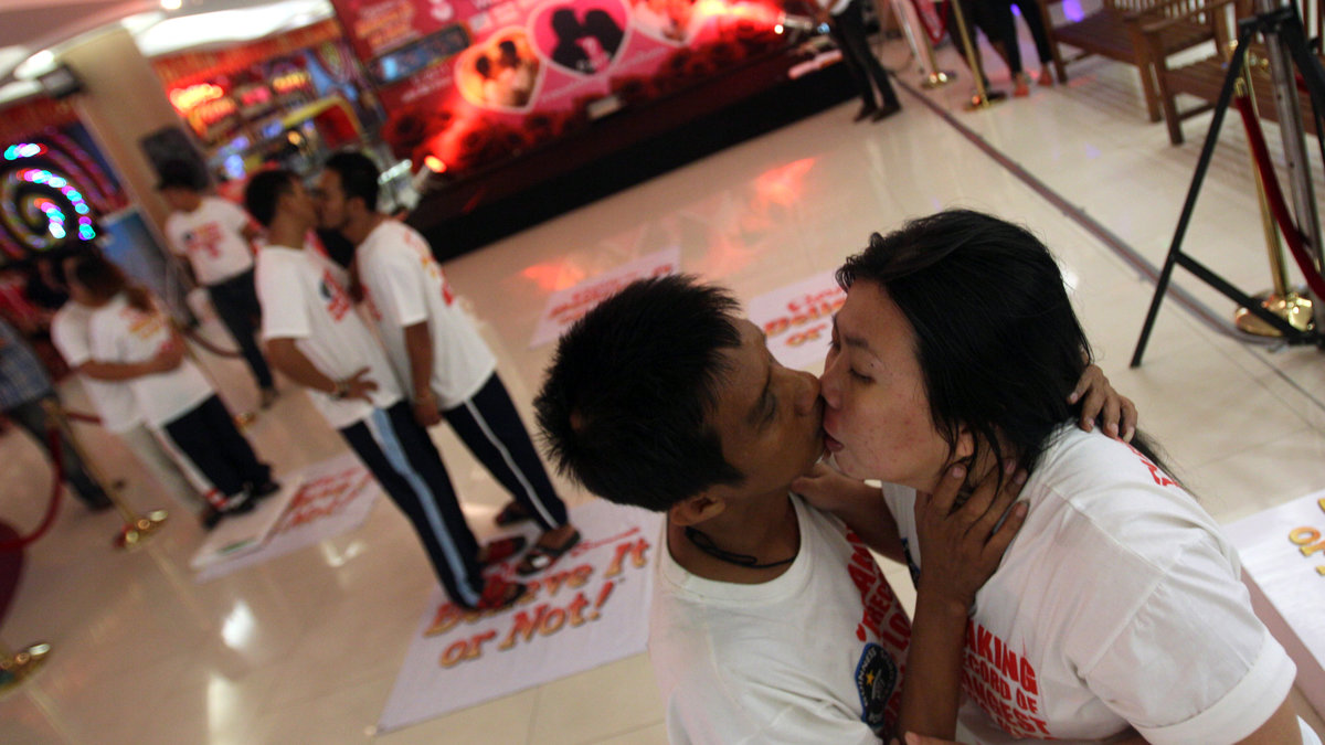 I Thailand hölls en tävling om vilka som kunde kyssas längst.