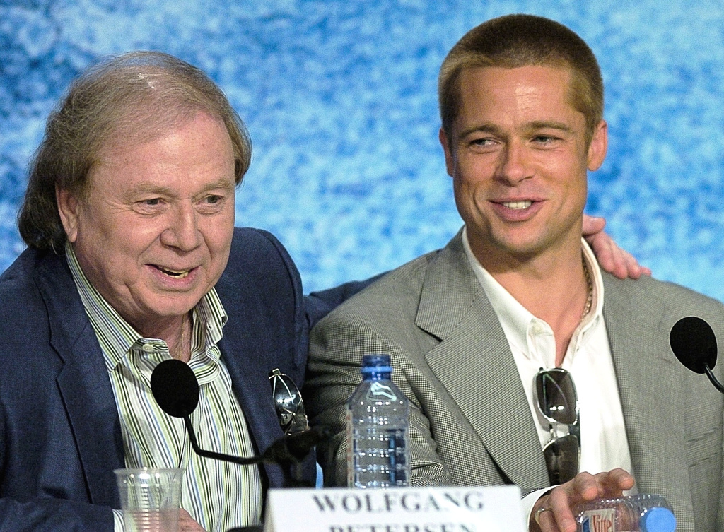 Den tyske regissören och manusförfattaren Wolfgang Petersen har avlidit. Här tillsammans med skådespelaren Brad Pitt vid lanseringen av filmen 'Troja' i Cannes 2004.