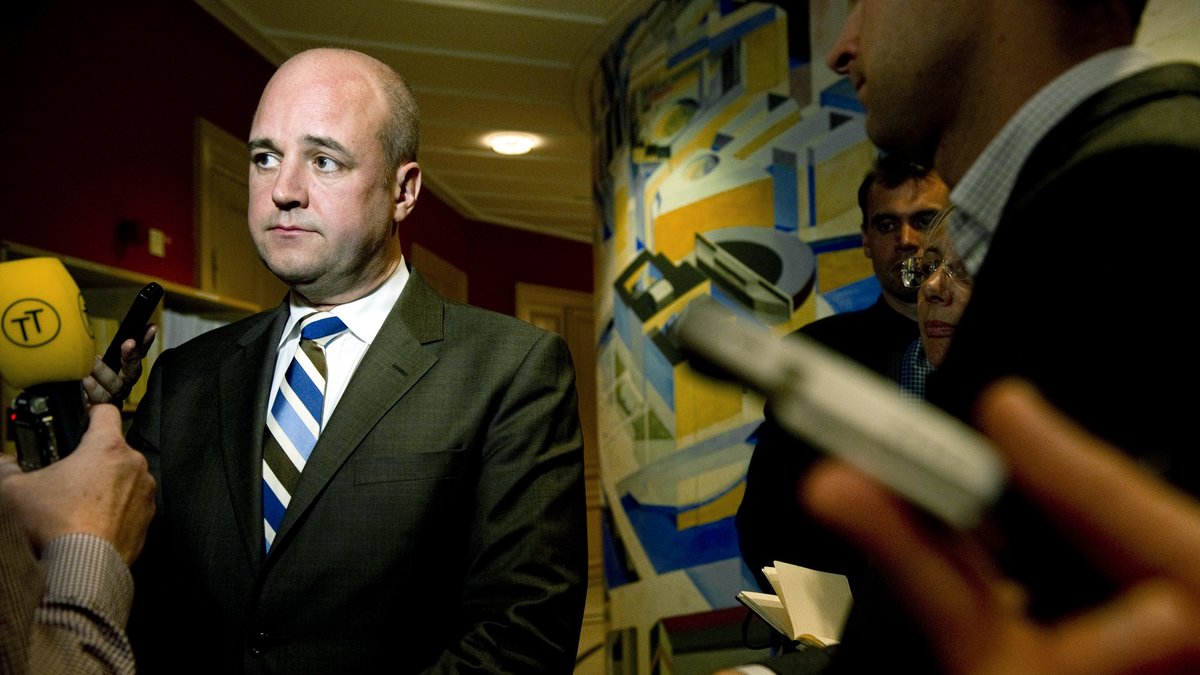 Fredrik Reinfeldts pappa i blåsväder igen.