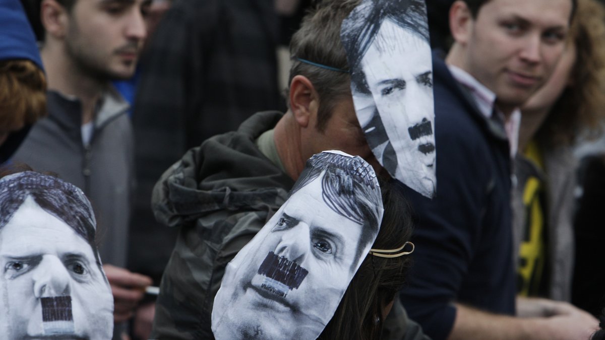 Antirasister demonstrerar med Nick Griffin-masker (med extra Hitlermustasch).