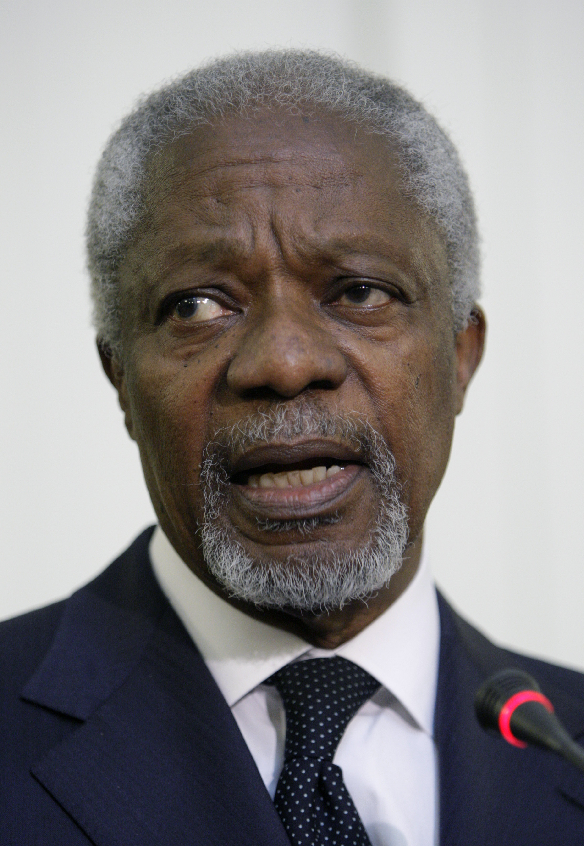 Regimen har i ett brev till det internationella sändebudet Kofi Annan lovat att upphöra med alla stridshandlingar.