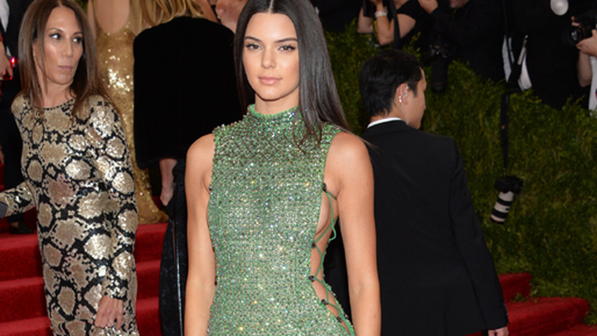 Kendall Jenner satsade på smaragdgrön långklänning. 