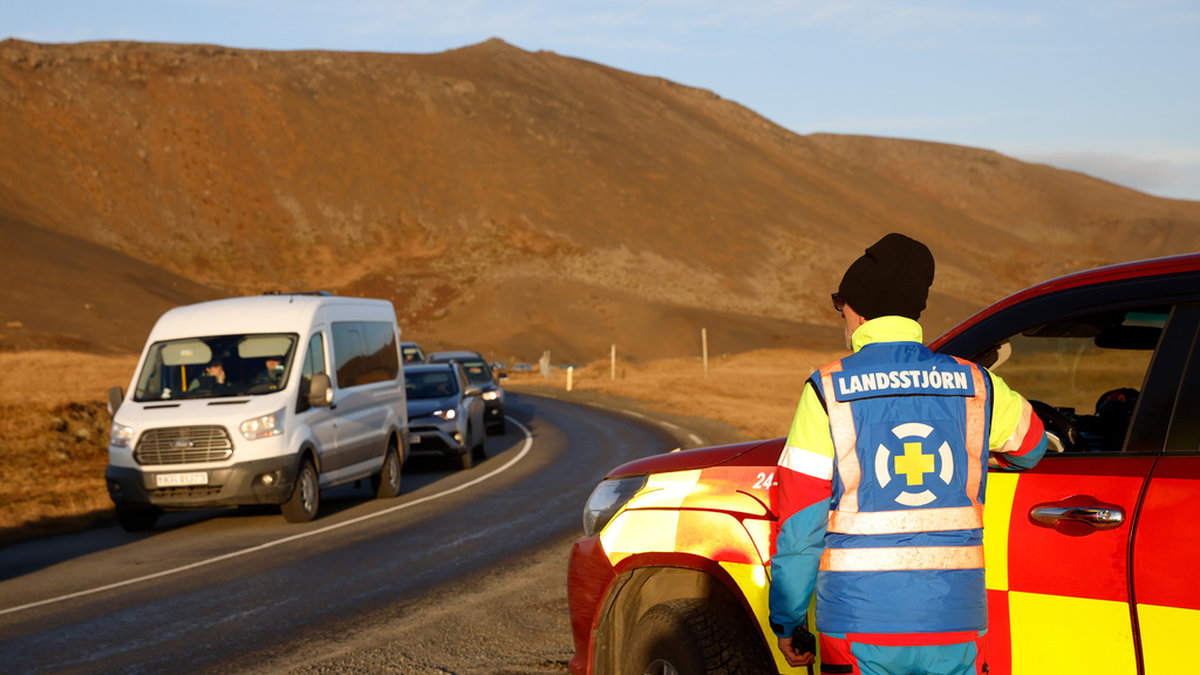 Räddningstjänsten kontrollerar in- och utpasserande till Grindavik under måndagen.