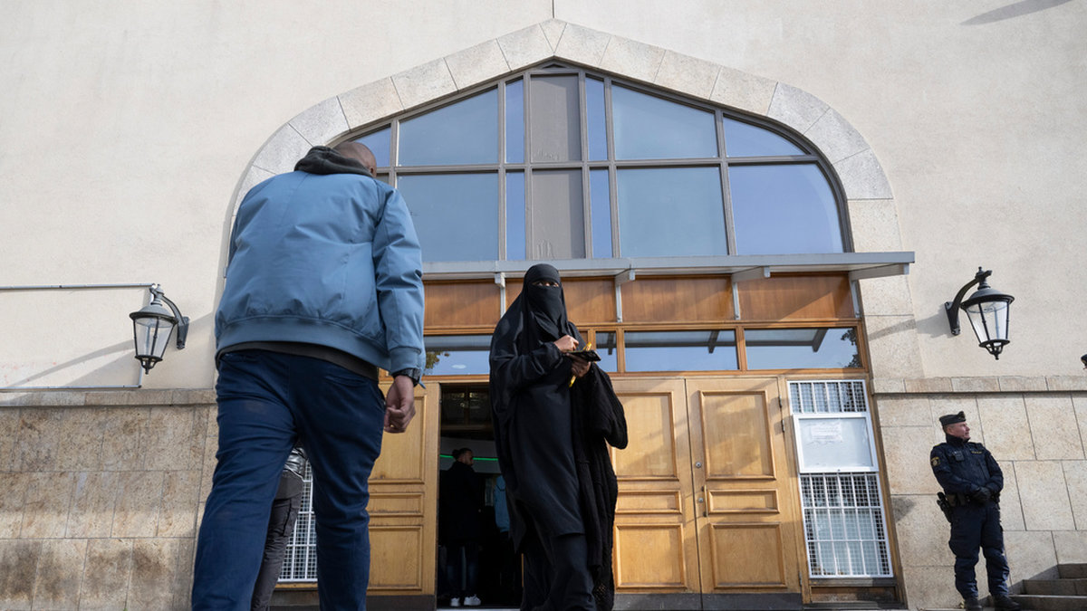 Muslimer kommer till Stockholms moské på Södermalm för fredagsbön. Arkivbild.