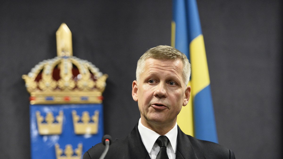 Kommendör Jonas Wikström vid försvarsmaktens presskonferens på fredagskvällen.