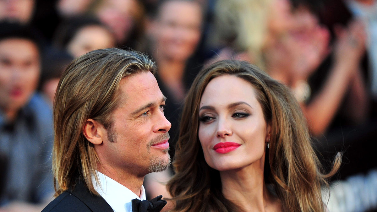 I april chockade Brad Pitt och Angelina Jolie omvärlden med att de förlovat sig. Paret har tidigare uttalat sig om att de inte tänker gifta sig innan alla får gifta sig i USA. 