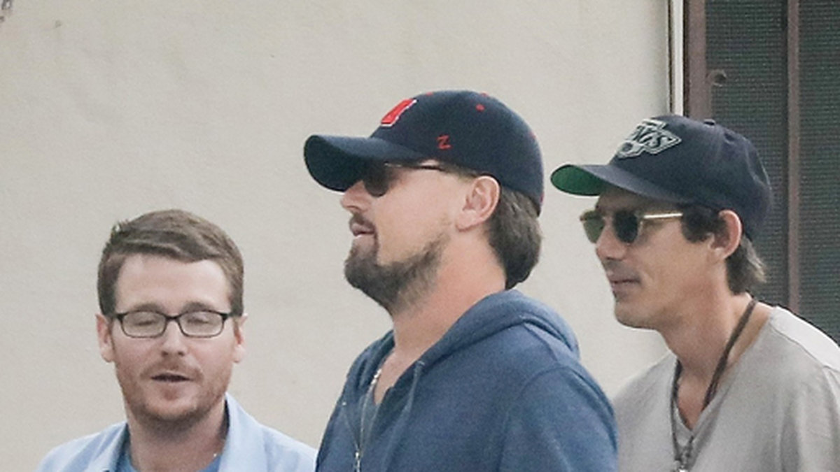 Leonardo DiCaprio och hans kompisar lämnar en teaterföreställning i Kalifornien. 