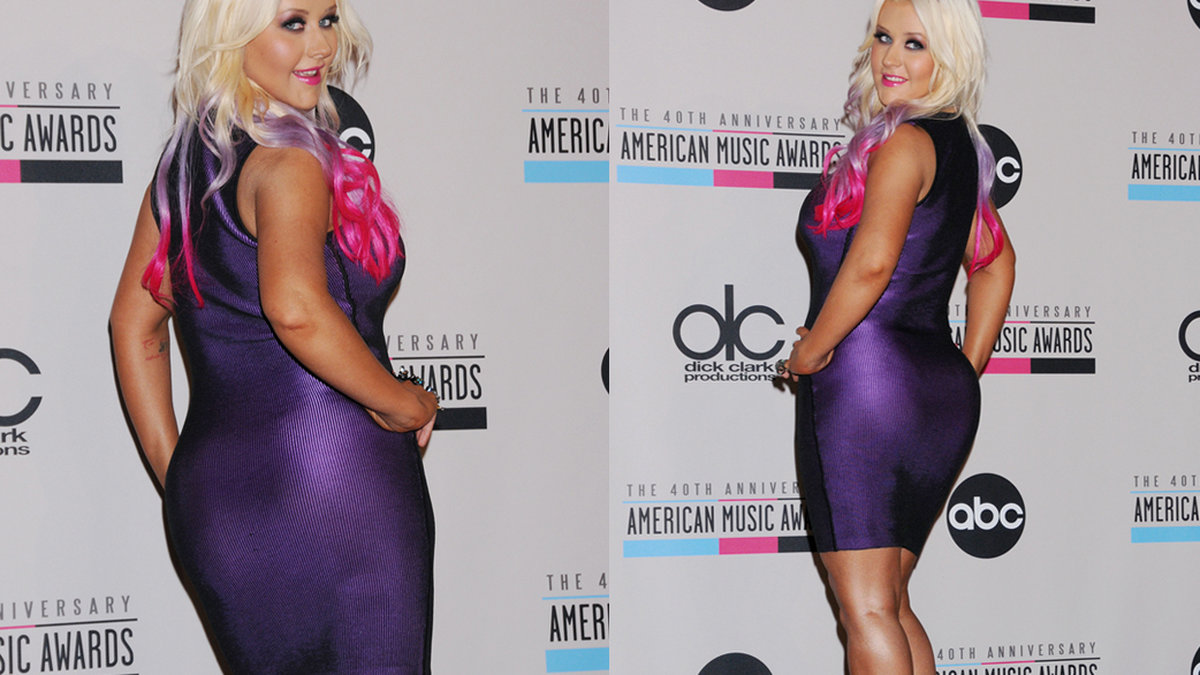 Christina Aguilera avslöjar sina kurvor i ett tight fodral. 