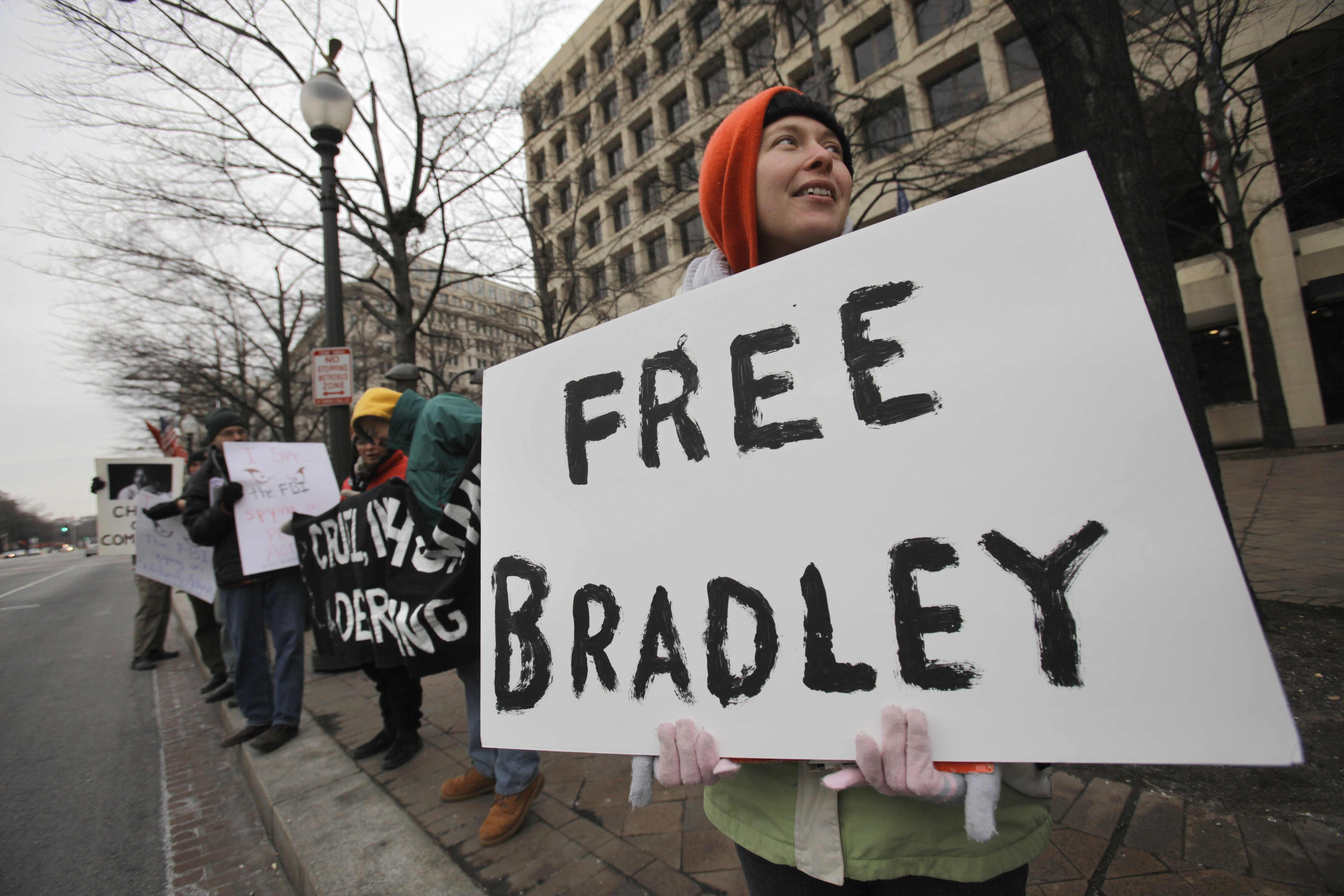 Rachel Winch, 26, från Washington, demonstrerar för menige Manning utanför FBI:s högkvarter i huvudstaden.