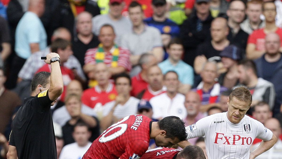 Wayne Rooney fick lämna planen efter att ha blivit stämplad på låret i matchen mot Fulham.