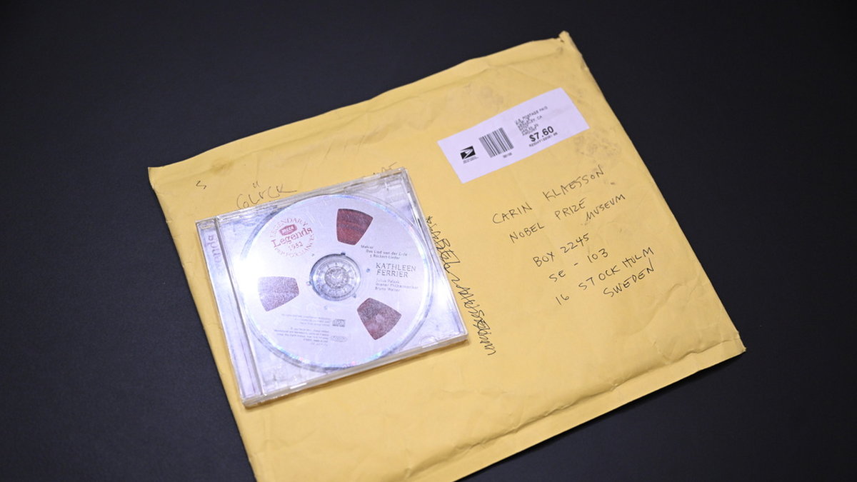 Nobelpristagaren Louise Glück har skänkt en cd-skiva med den österrikiske kompositören Gustav Mahler till Nobelprismuseet.