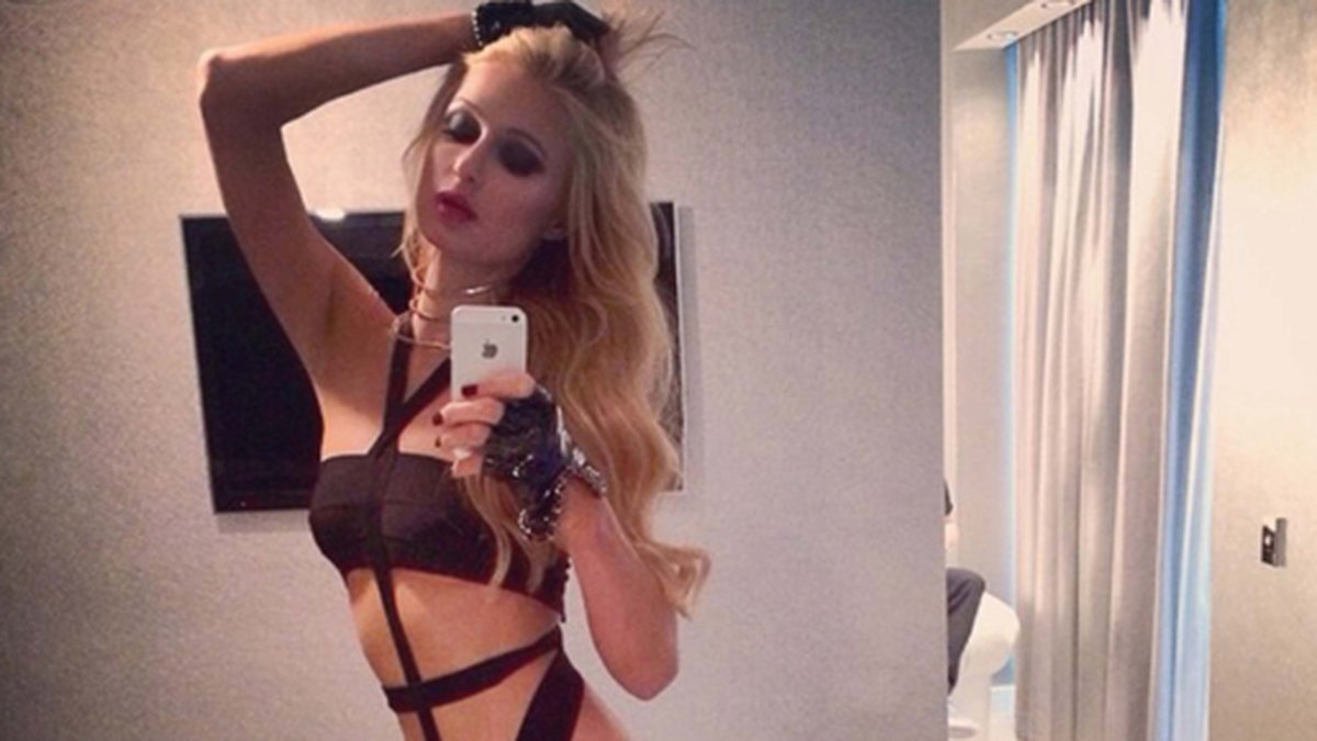 Paris Hilton tar en sexig selfie. 