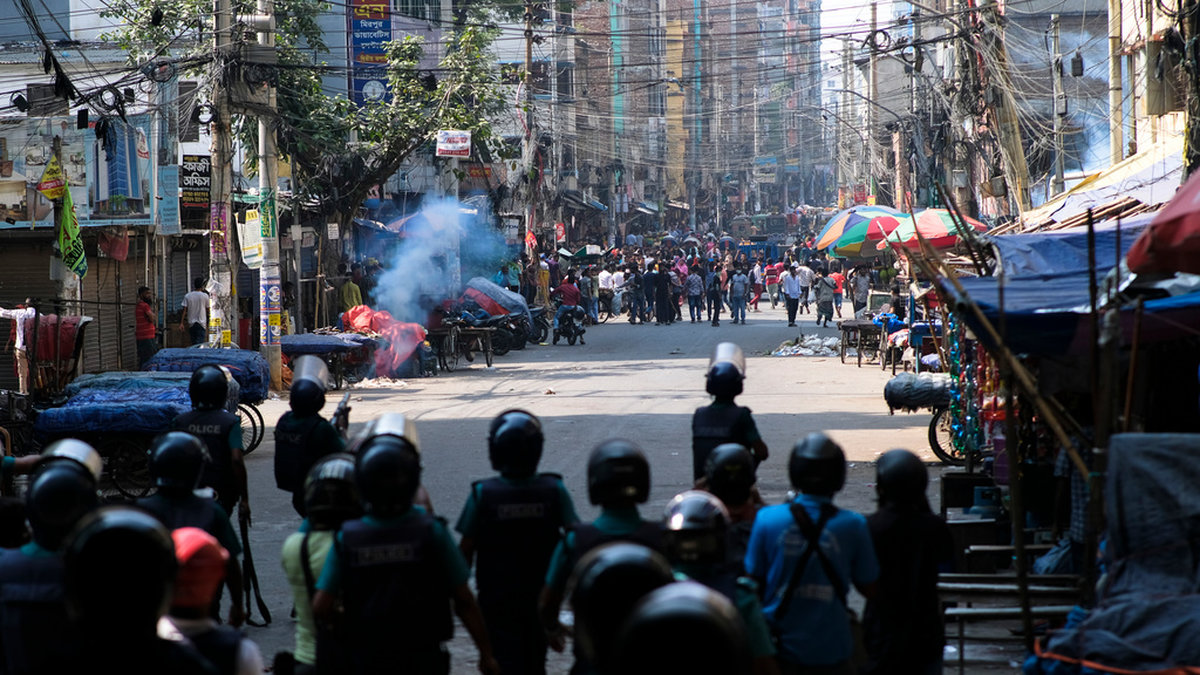 Polisen skjuter tårgas mot strejkande arbetare i Bangladesh tidigare i november.