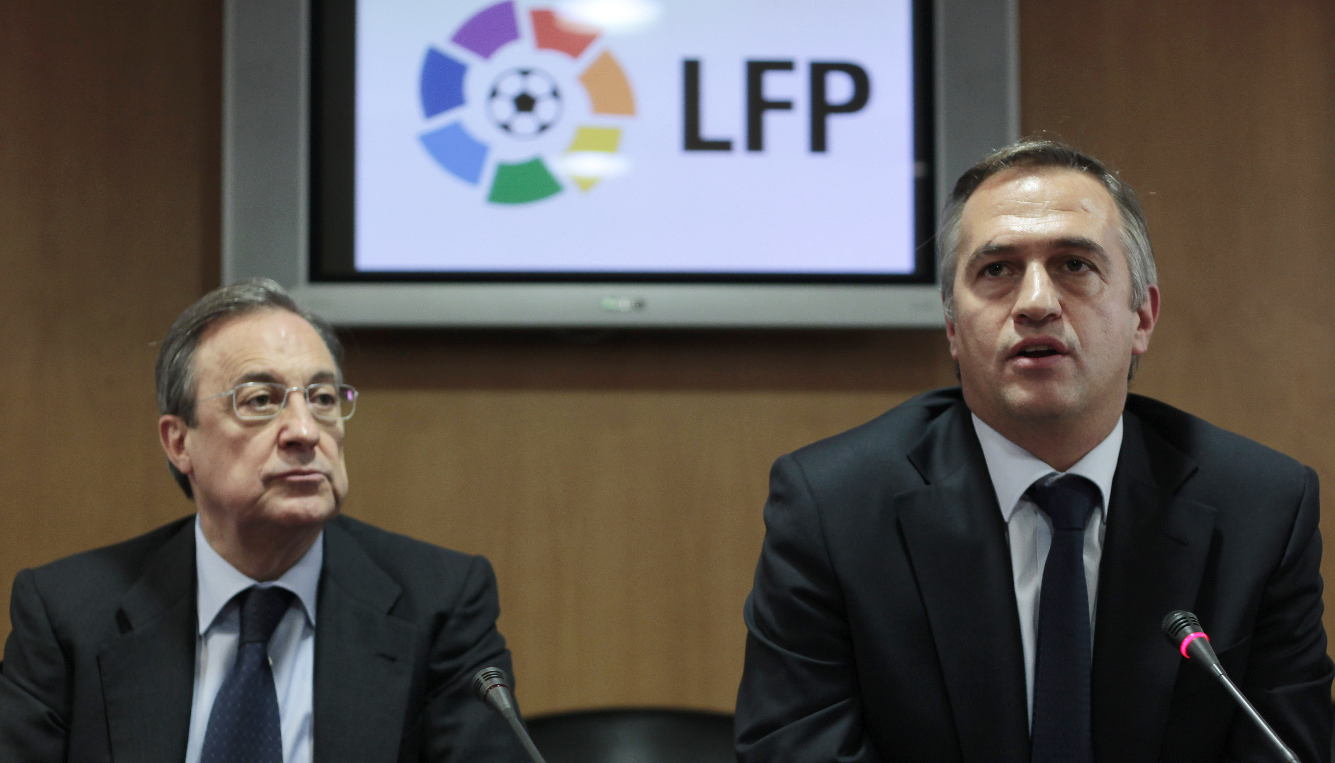 Det spanska fotbollsförbundets ordförande, Jose Luis Astiazaran, ses här tillsammans med Real Madrids president Florentino Perez.