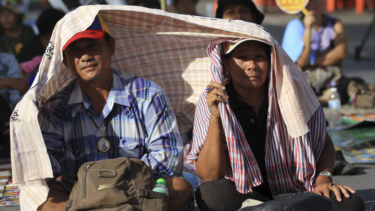 Anti-regerings protestanter lyssnar till ett tal av en protestledare under en samling på tisdagen i Bangkok, Thailand. 