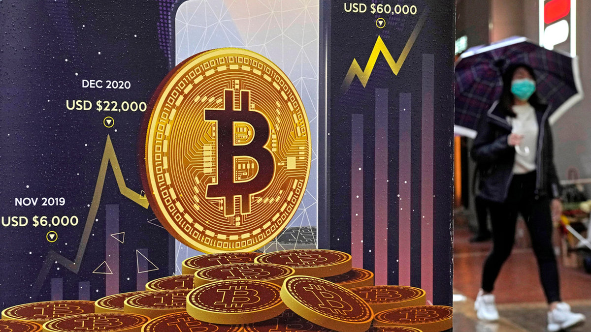 Den digitala kryptovalutan bitcoin har för första gången handlats för över 70 000 dollar.