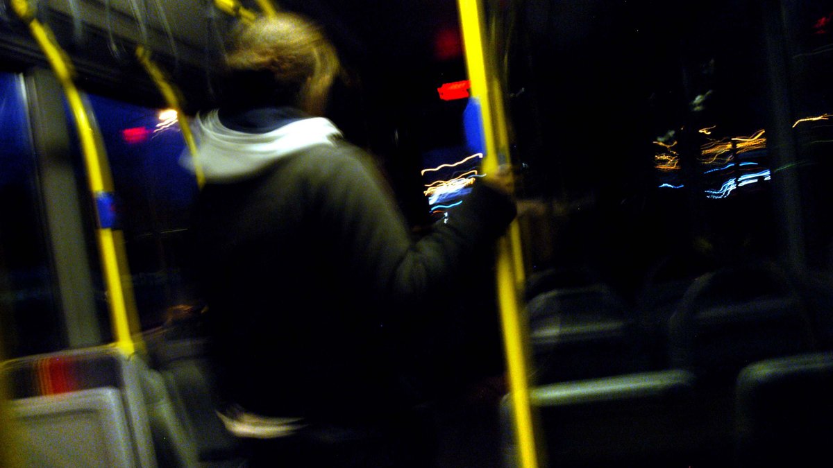 Misshandeln inträffade på en nattbuss i Stockholm.