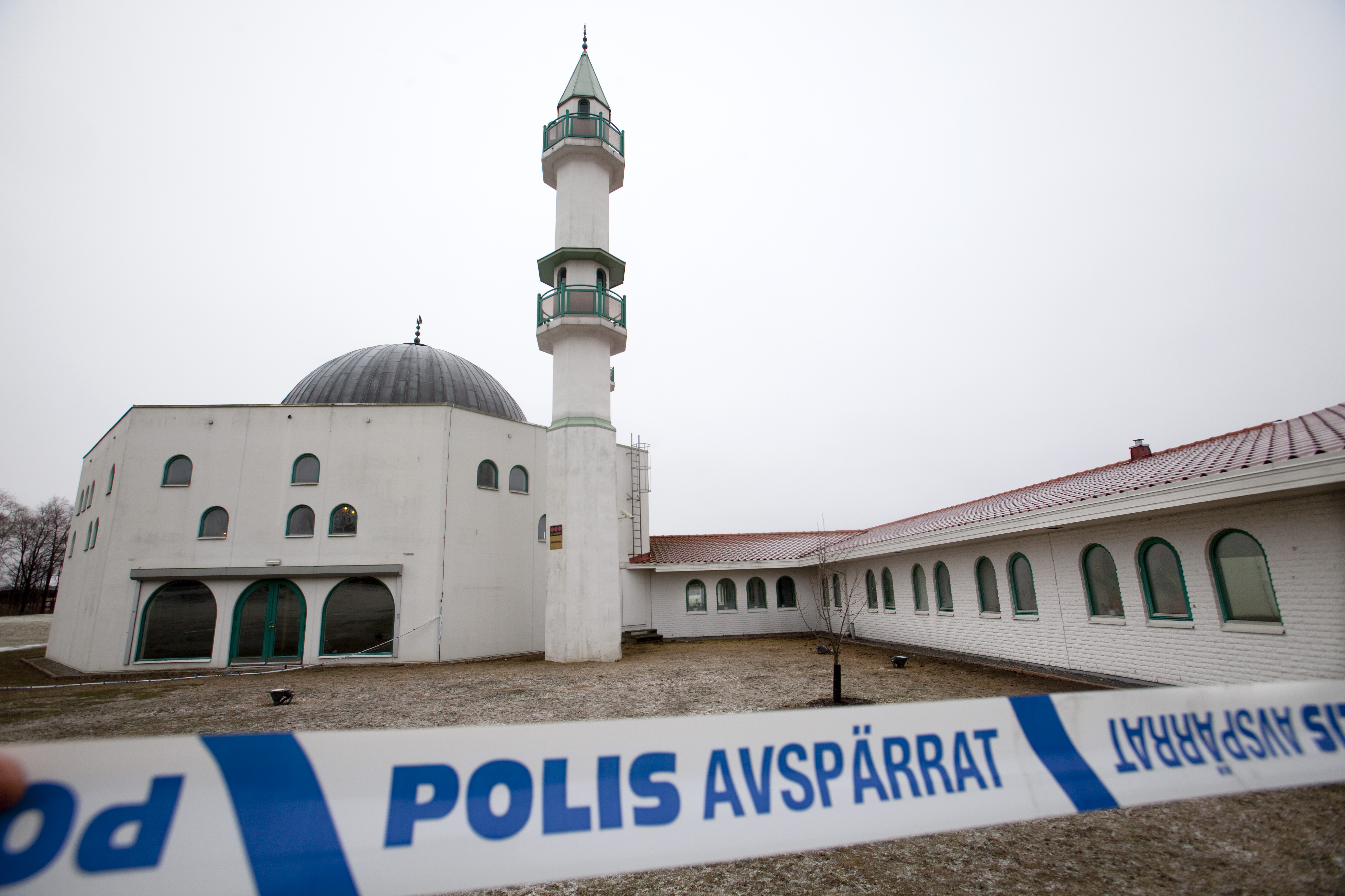På nyårsaftonen 2009 avlossades flera skott på Islamic Center i Malmö. Mangs misstänks för ett flertal mordförsök vid det tillfället.