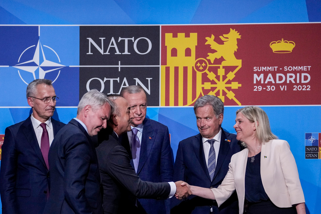 Sverige har nu fått så kallad 'invitee'-status i Nato – men för ett fullständigt medlemskap måste alla länders parlament ratificera alla ansökningar.