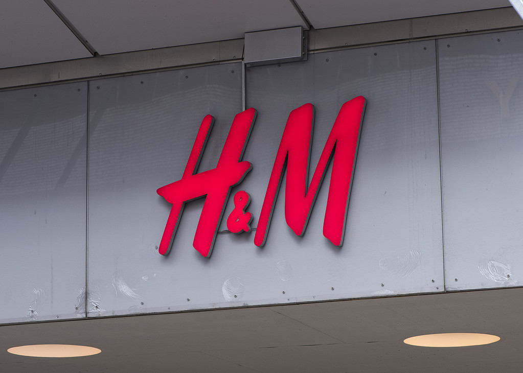 H&M själva anser att det inte är något fel i att ha en plus size-avdelning för kvinnor men inte för män.