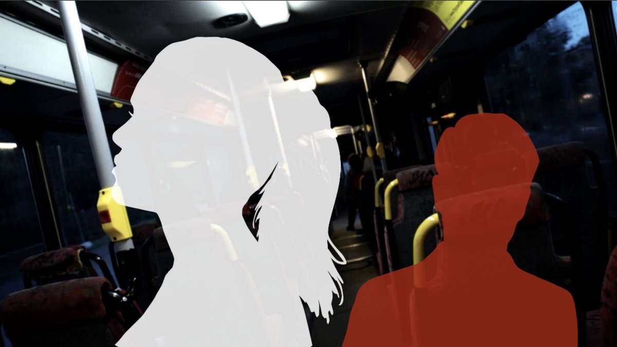 En kvinna bets i kinden på nattbussen. 