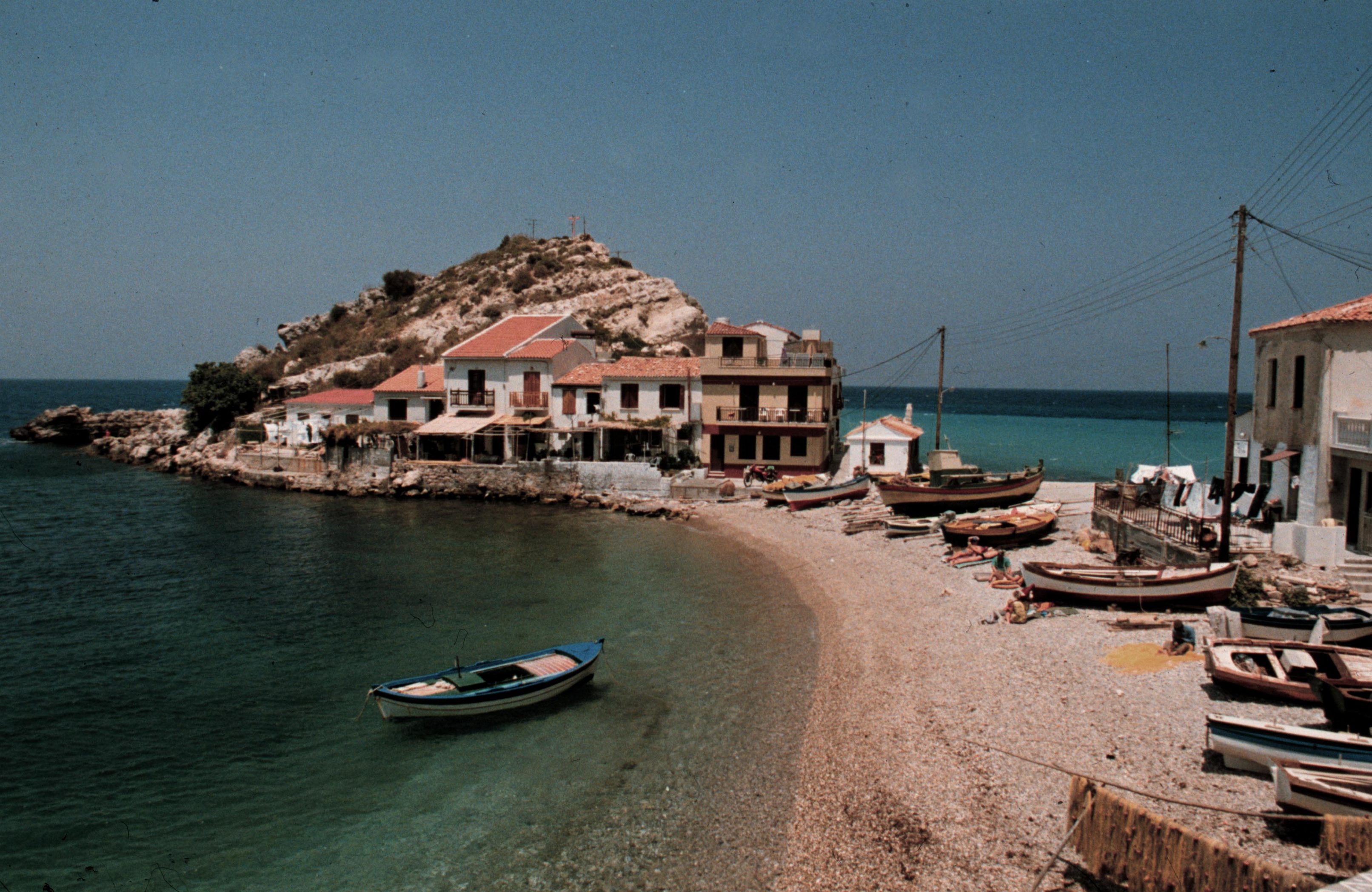 Det var här, på ön Samos, som kvinnan våldtogs och misshandlades. På torsdagen inleddes rättegången om förtal mot "Anna".